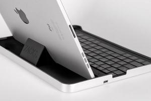 Защитный кейс c клавиатурой для iPad 2 от Logitech