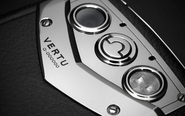 На фото телефон Vertu Constellation Quest