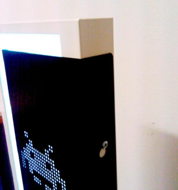 На фото напольный светильник, сделаный для фанатов игры Space Invaders