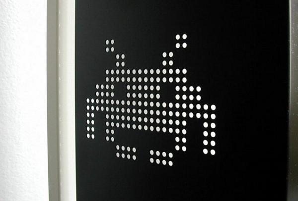 На фото напольный светильник, сделаный для фанатов игры Space Invaders