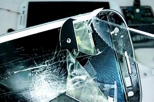 На фото разбитое стекло Samsung Galaxy S3 i9300